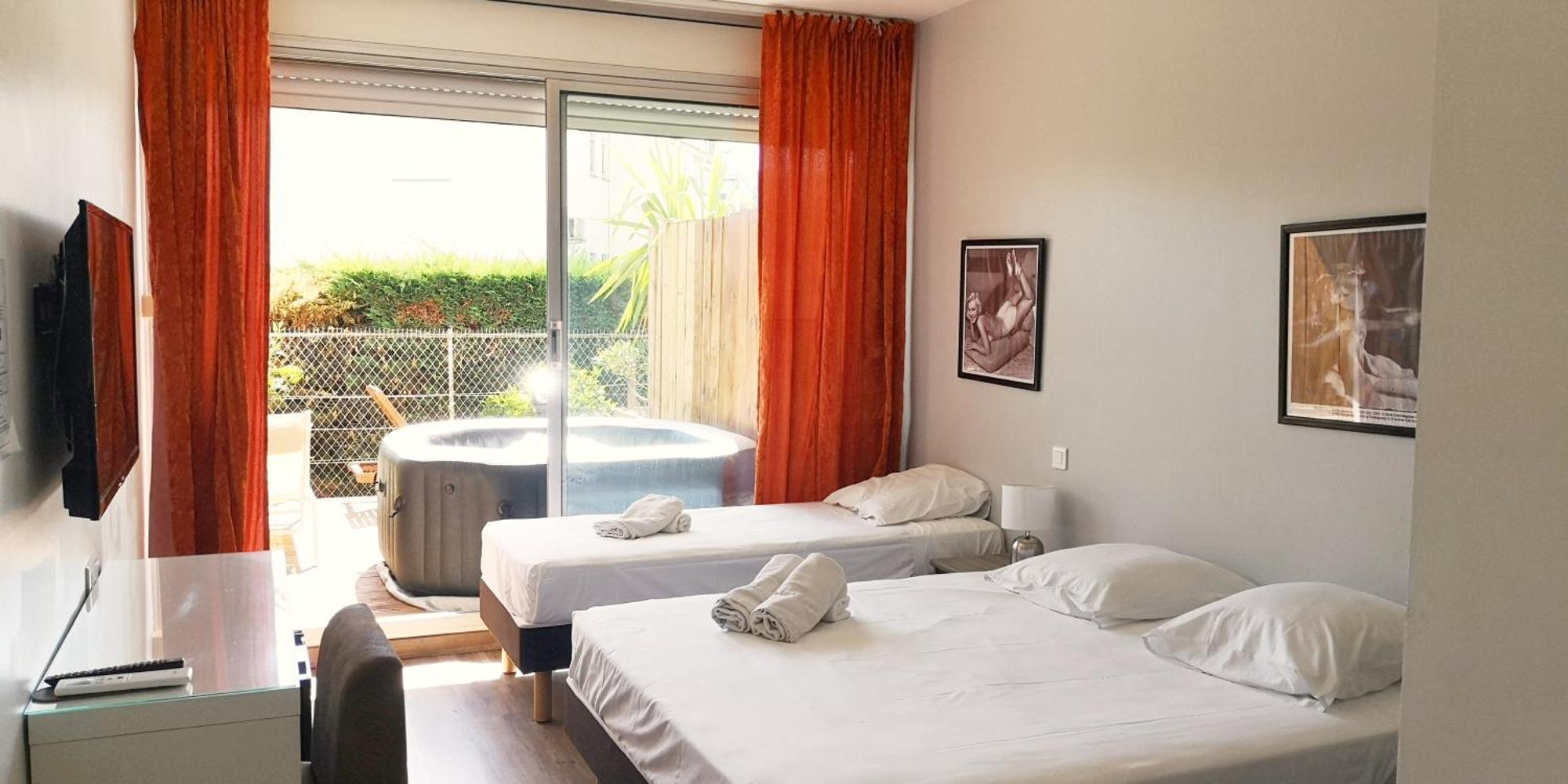 Hotel Sable Et Soleil - Port, Plage Et Jacuzzi Prive เฟรฌูส ห้อง รูปภาพ