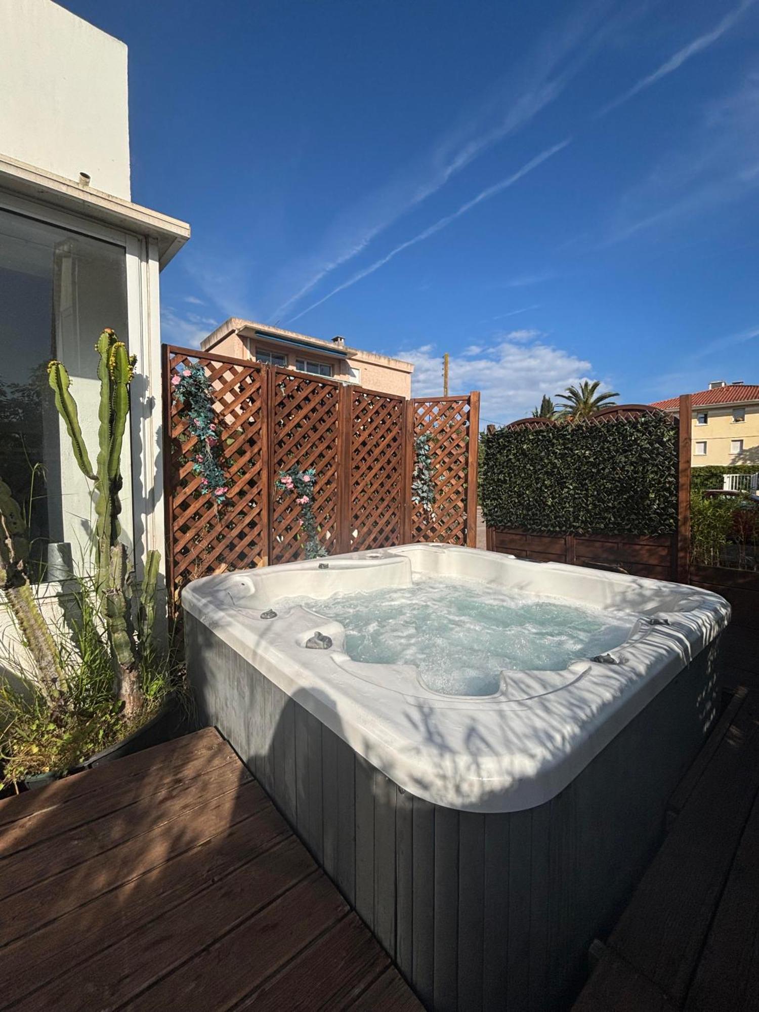 Hotel Sable Et Soleil - Port, Plage Et Jacuzzi Prive เฟรฌูส ภายนอก รูปภาพ