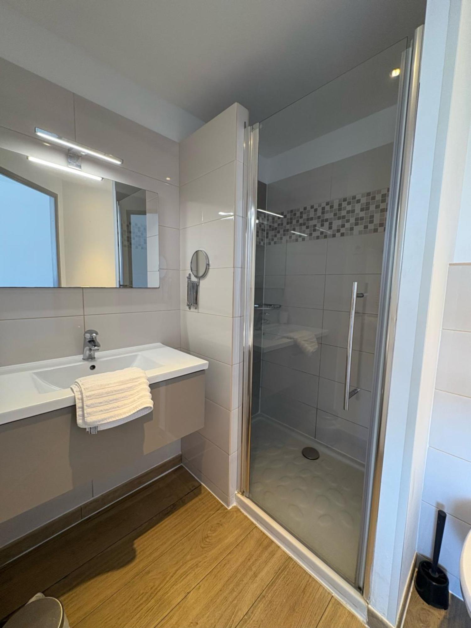 Hotel Sable Et Soleil - Port, Plage Et Jacuzzi Prive เฟรฌูส ภายนอก รูปภาพ