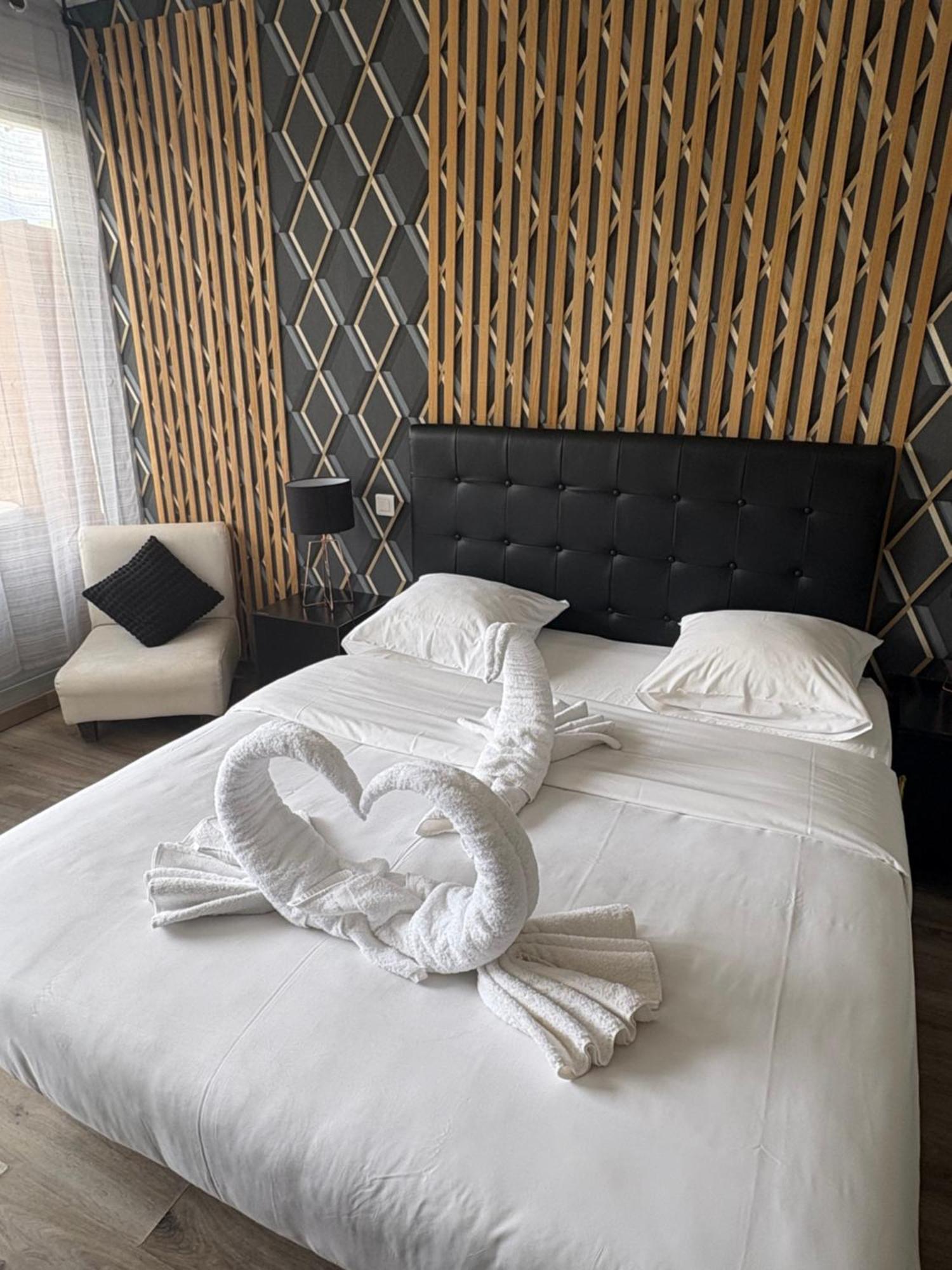 Hotel Sable Et Soleil - Port, Plage Et Jacuzzi Prive เฟรฌูส ภายนอก รูปภาพ